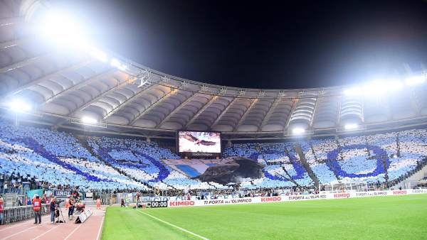 Un mensaje de hinchas radicales de Lazio empañó inicio del Calcio