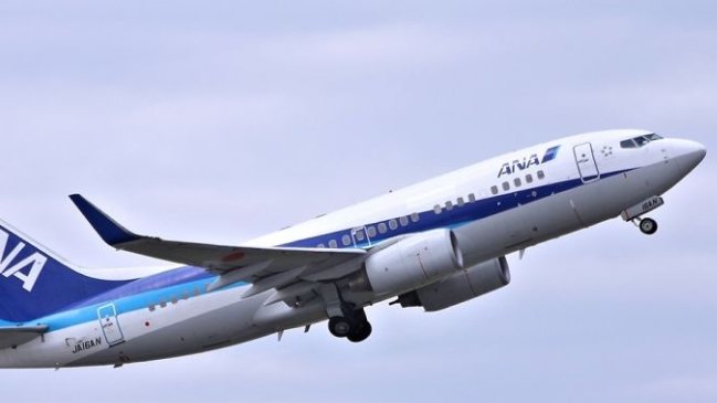 Hombre fue arrestado por orinar sobre otro en un vuelo