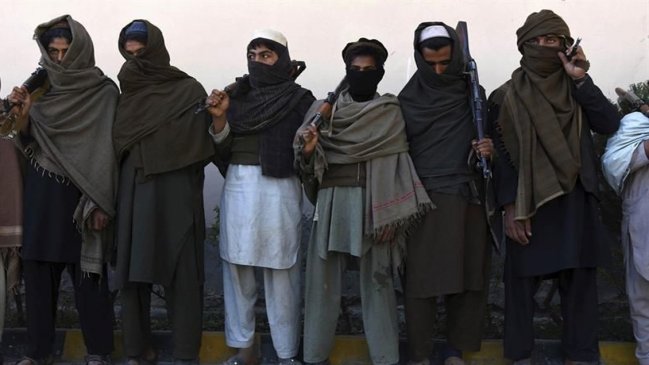 Talibanes secuestraron a más de 100 pasajeros de tres autobuses en Afganistán