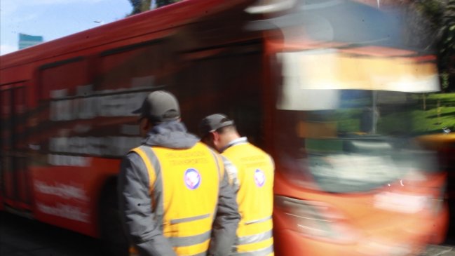 Bus del Transantiago se incendió en pleno centro de Santiago