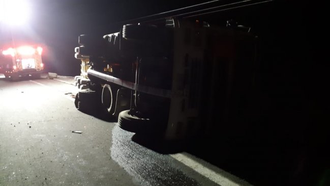 Tarapacá: Volcamiento de camión delató a chofer que transportaba cigarrillos de contrabando