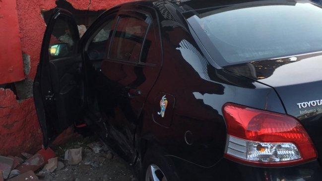 Taxi colectivo chocó contra el muro de una casa en San Bernardo