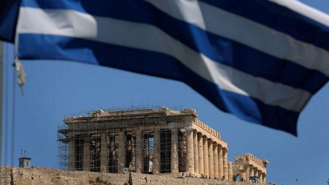 Grecia celebra con reservas su salida del rescate financiero