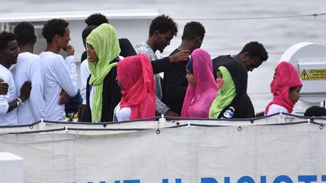 Barco militar italiano con 177 inmigrantes sigue a la espera de desembarcar