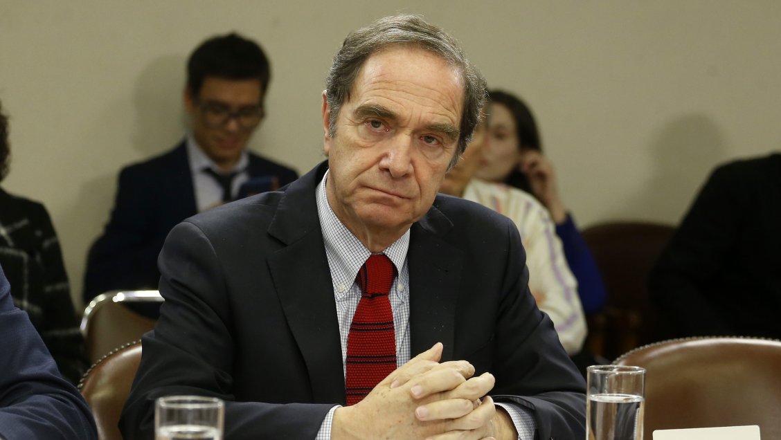 Caso Frei: Ministro Larraín emplazó al juez Madrid a hablar con claridad