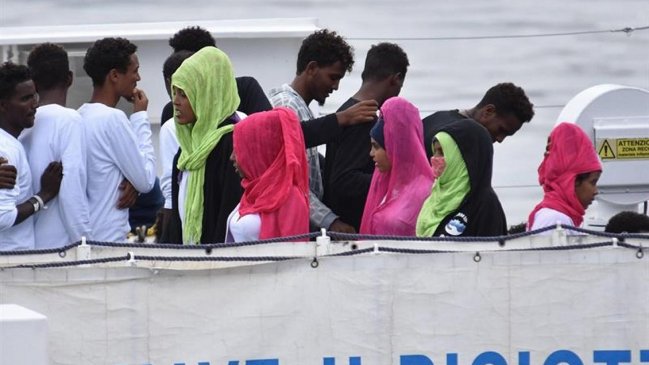 Barco militar italiano con 177 inmigrantes sigue a la espera de desembarcar