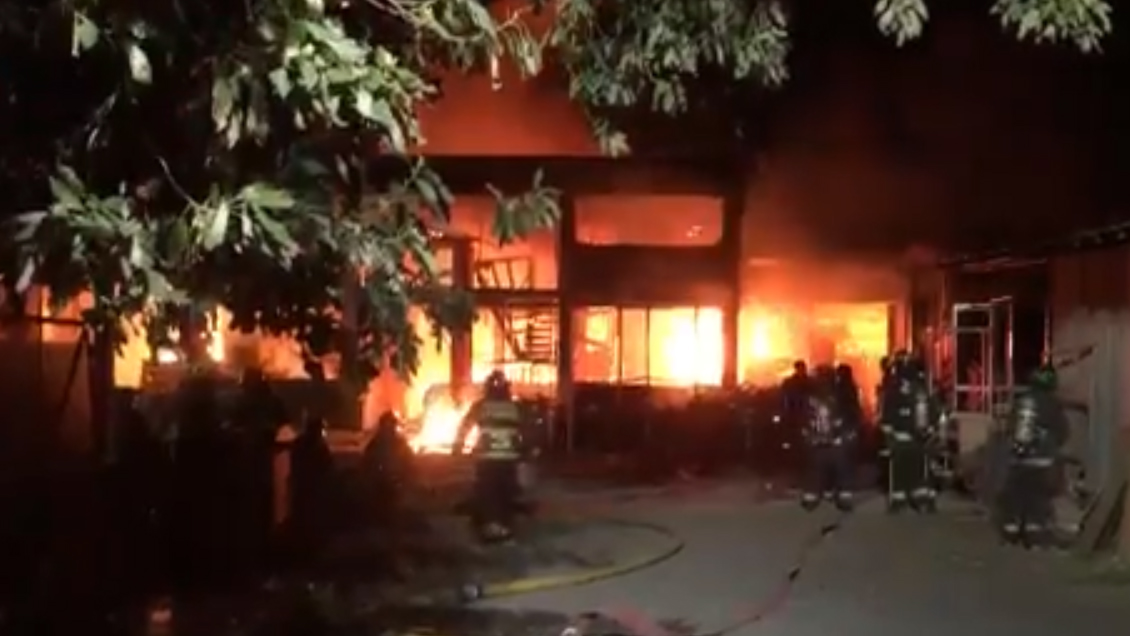 Incendio consume fábrica de muebles en La Pintana