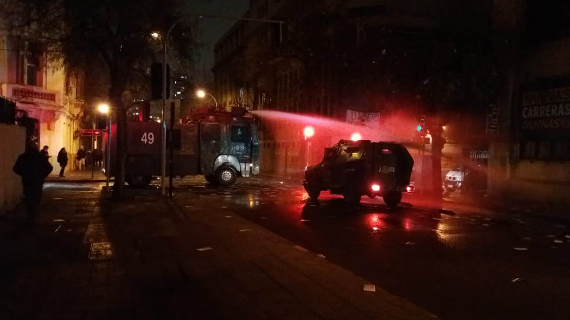 Carabineros debió controlar protesta de estudiantes de la U. Iberoamericana