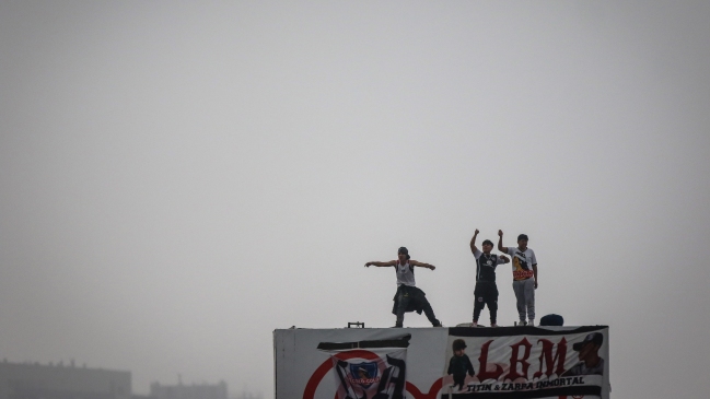 Barristas de Colo Colo intentaron secuestrar un bus del Transantiago y rompieron sus vidrios