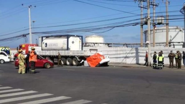 Conductor falleció tras chocar con un camión de químicos estacionado en Antofagasta