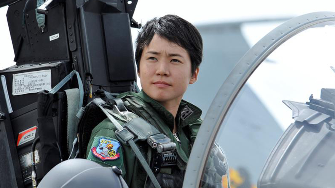 Teniente de 26 años se convirtió en la primera mujer piloto de cazas de Japón
