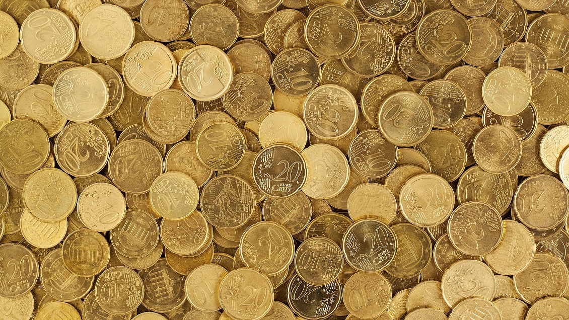 Hombre sentenciado a pagar millones a su ex tras el divorcio le entregó 890 kilos de monedas