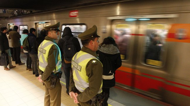 Carabineros refuerza seguridad en el Metro de Santiago tras ataques incendiarios