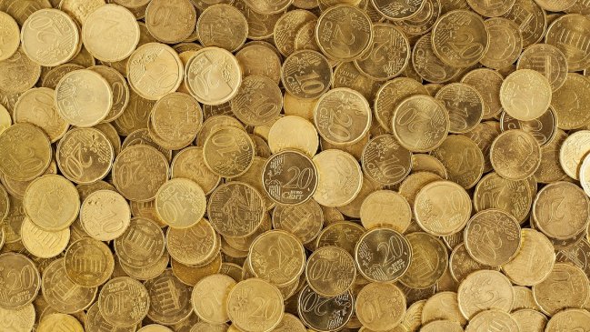 Hombre sentenciado a pagar millones a su ex tras el divorcio le entregó 890 kilos de monedas