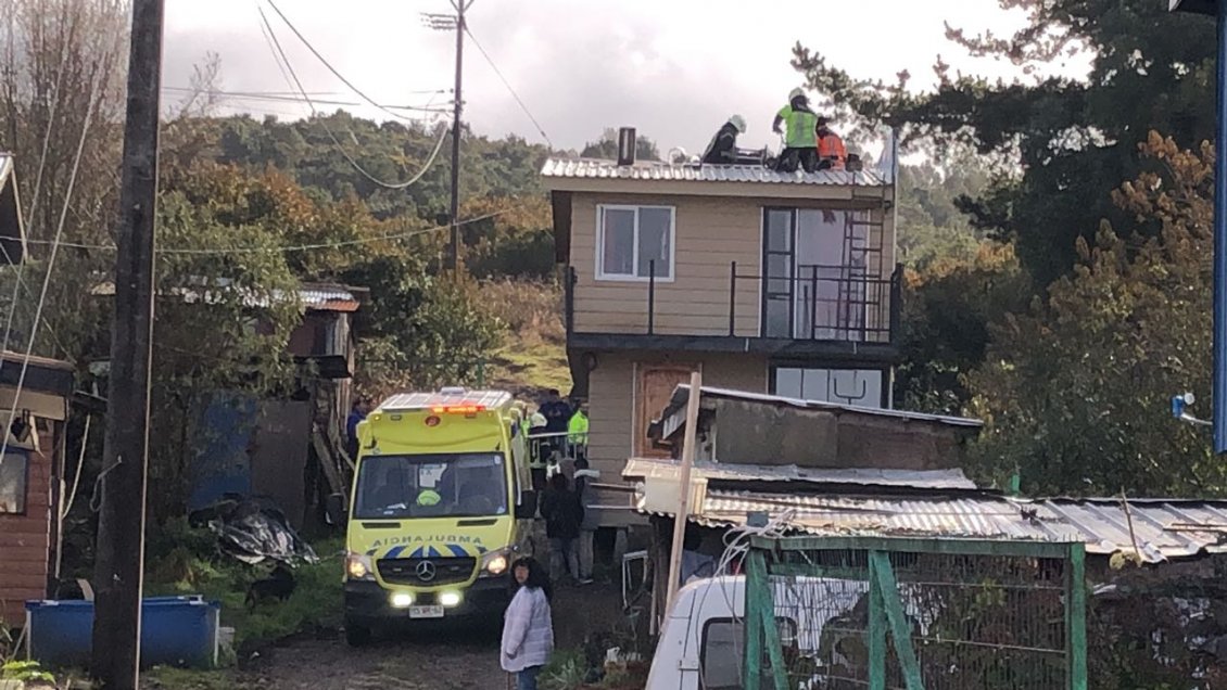Puerto Montt: Un hombre resultó con lesiones graves al recibir descarga eléctrica