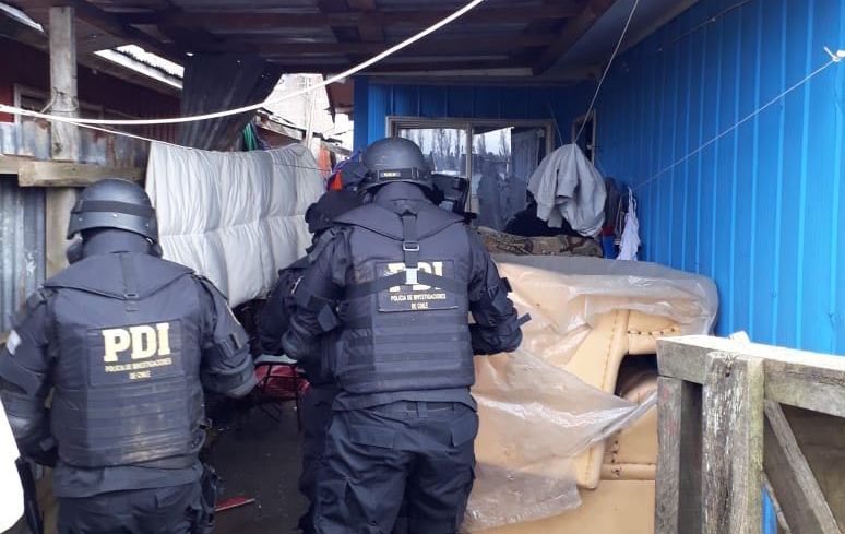 PDI allanó viviendas de menores acusados por robo a tienda en servicentro de Valdivia
