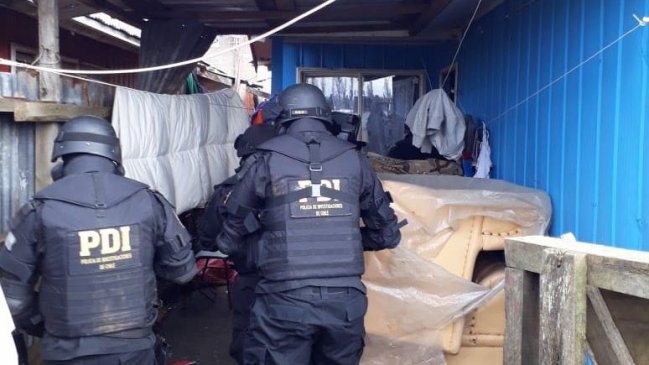 PDI allanó viviendas de menores acusados por robo a tienda en servicentro de Valdivia