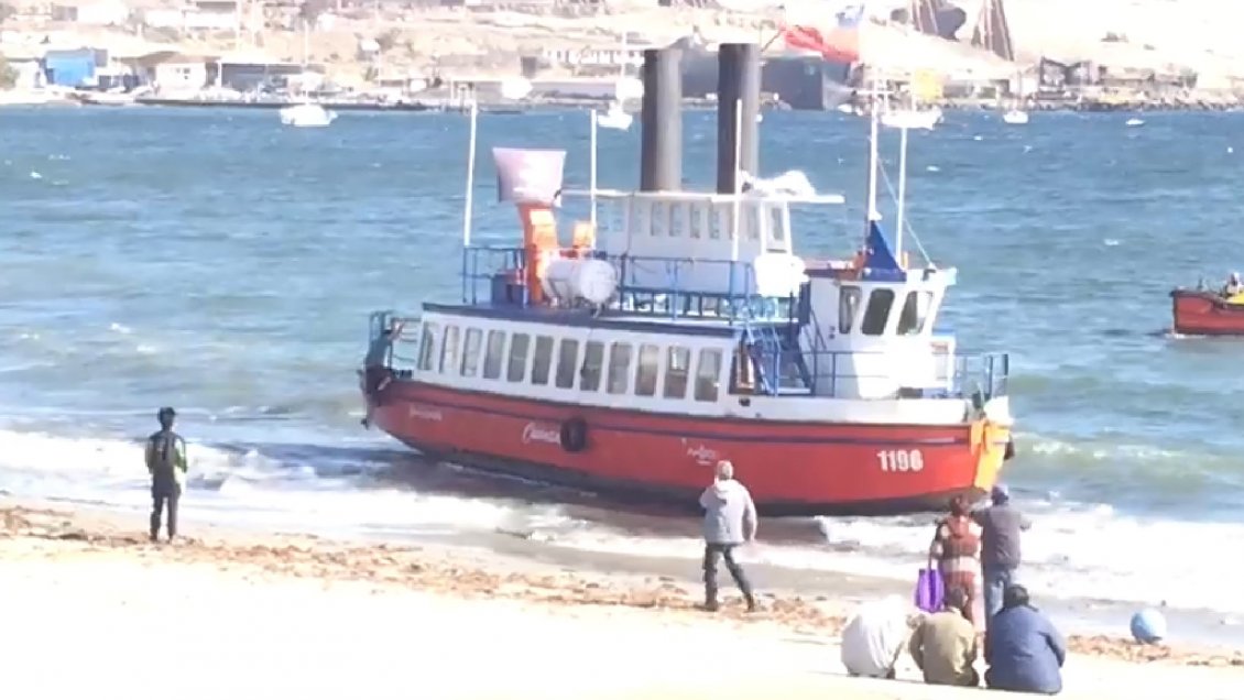 Caldera: Fuertes vientos provocan que embarcación varara en playa Mansa