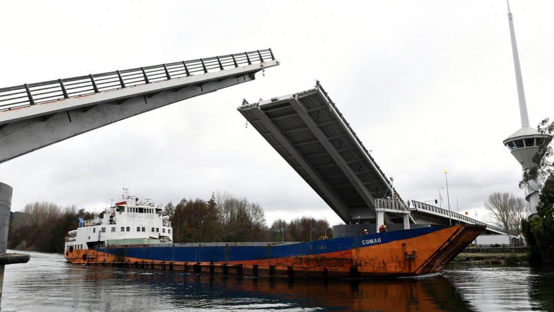 El puente Cau Cau volvió a levantar sus brazos: Dos embarcaciones cruzaron la emblemática estructura