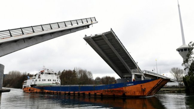 El puente Cau Cau volvió a levantar sus brazos: Dos embarcaciones cruzaron la emblemática estructura