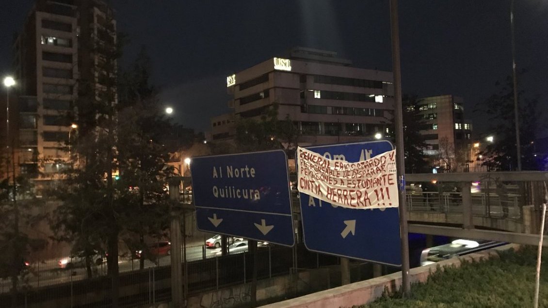 Estudiantes de la U. Iberoamericana protestan contra general de Carabineros