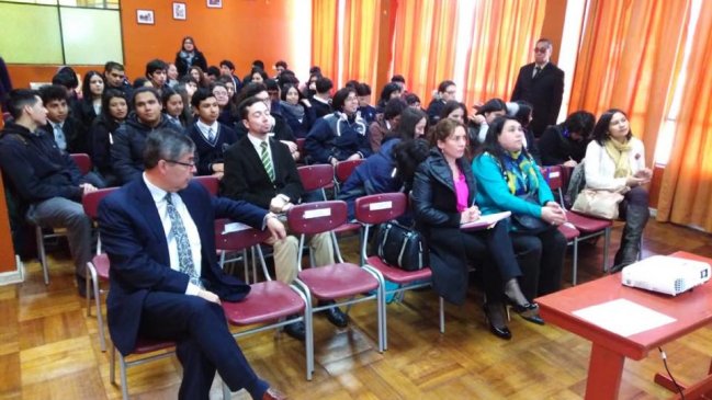 Los Ríos: Comenzó ciclo de charlas sobre violencia en el pololeo