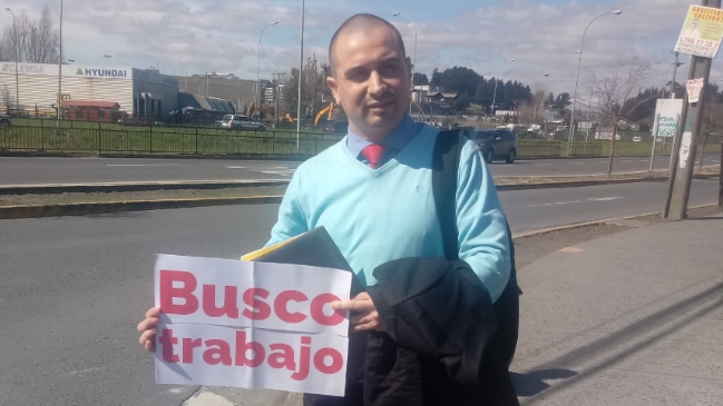 Hombre fue a buscar trabajo con un cartel y 100 currículums bajo el brazo