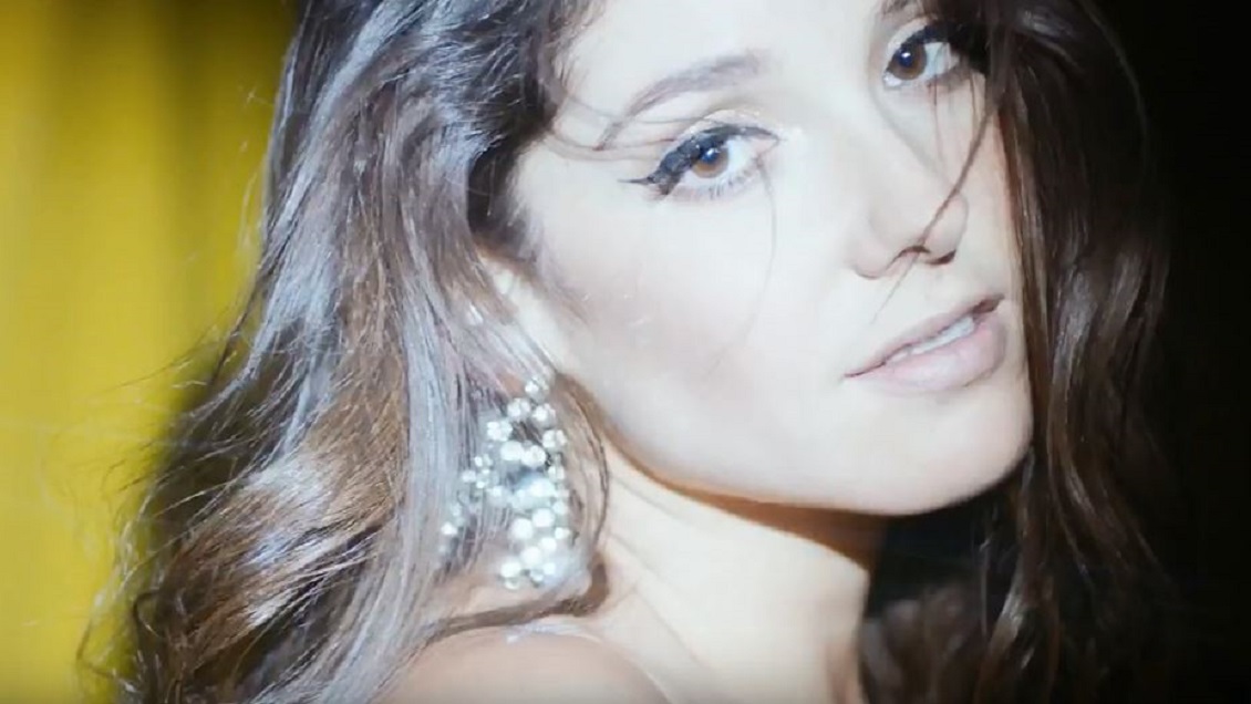 Grupo feminista criticó a Kel Calderón por su sensual spot publicitario: ¿No tienen más ideas?