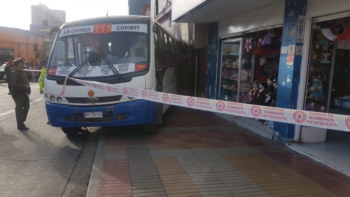 Taxibús se desenganchó y chocó quiosco en pleno centro de Antofagasta