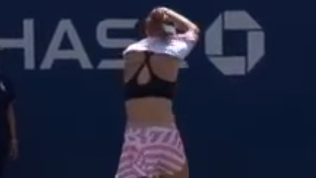 La indignante amonestación a Alize Cornet por dar vuelta su polera en un partido del US Open