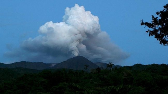Ecuador: Volcán Reventador emitió columnas de gases de hasta 1.000 metros