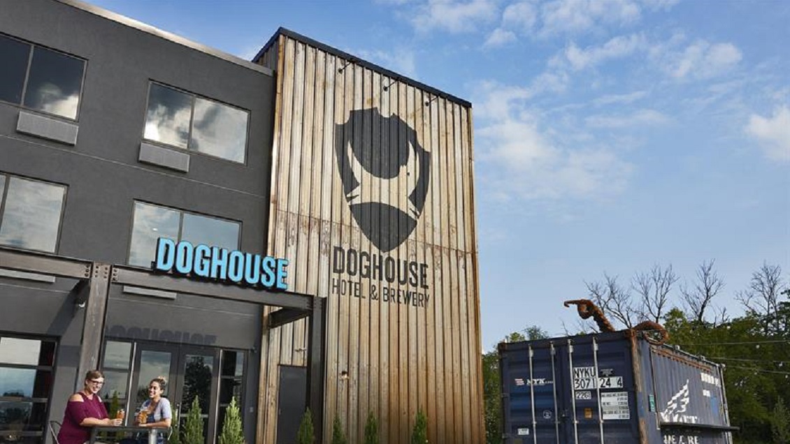 Abren hotel que permite llenar la tina con cerveza y disfrutar masajes con cebada