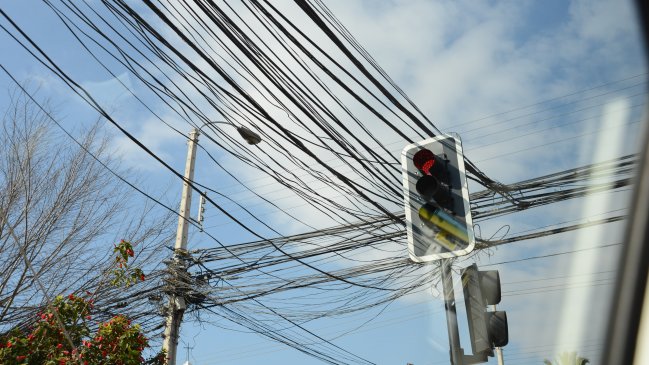 Cables de telecomunicaciones en desuso son retirados en La Serena