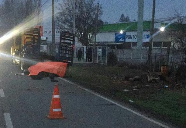 Motociclista murió tras chocar con camión mal estacionado en la ruta