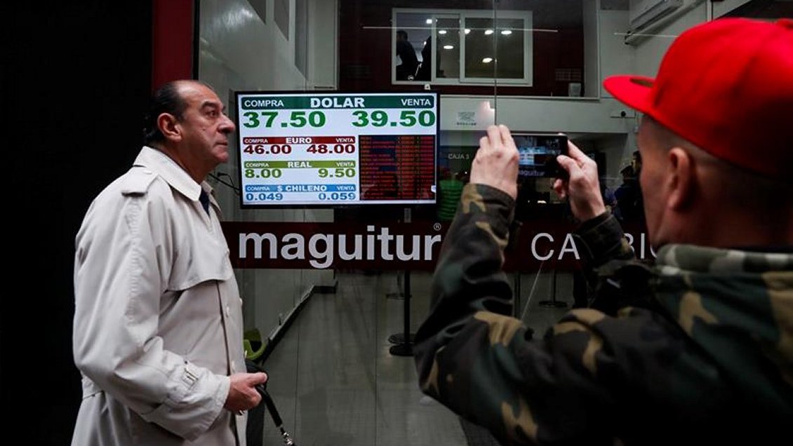 Peso argentino profundiza su caída tras 