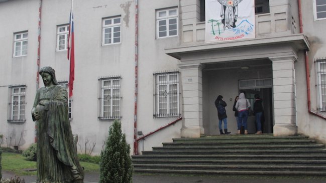 Admiten querella contra sacerdote y profesor de colegio de Pucón por delitos sexuales