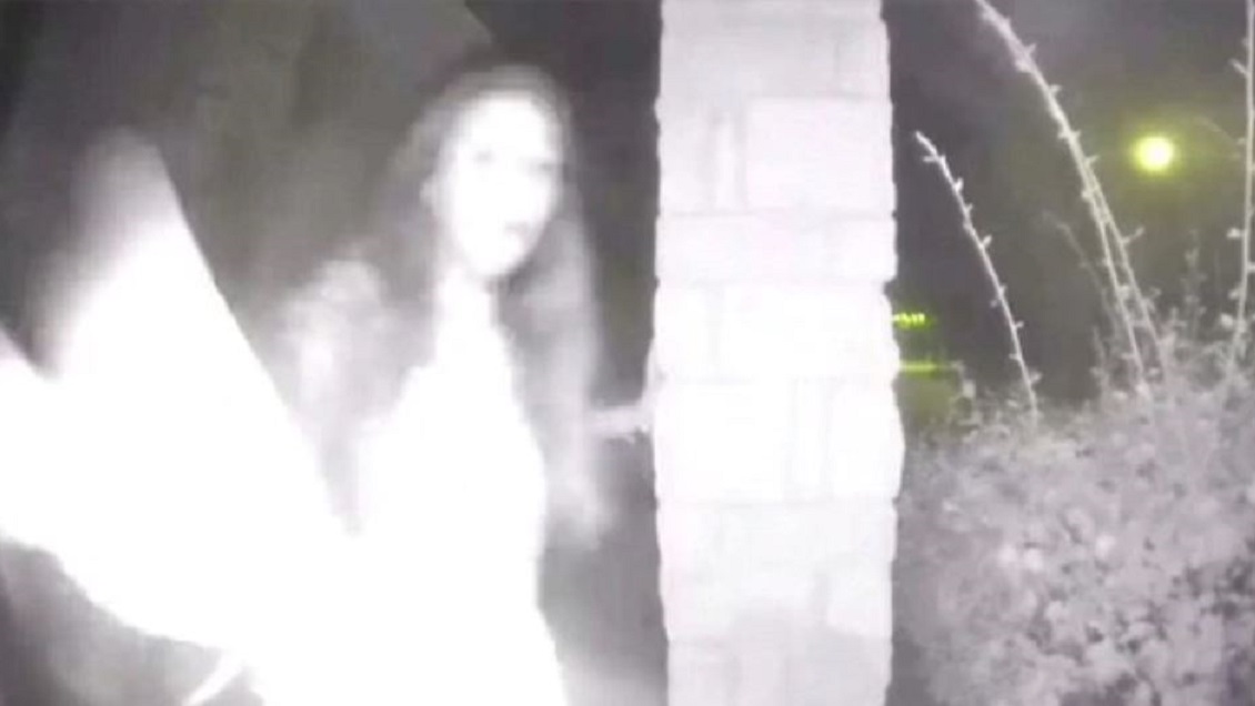 Resuelven misterio de mujer semidesnuda que tocaba timbres con las manos esposadas