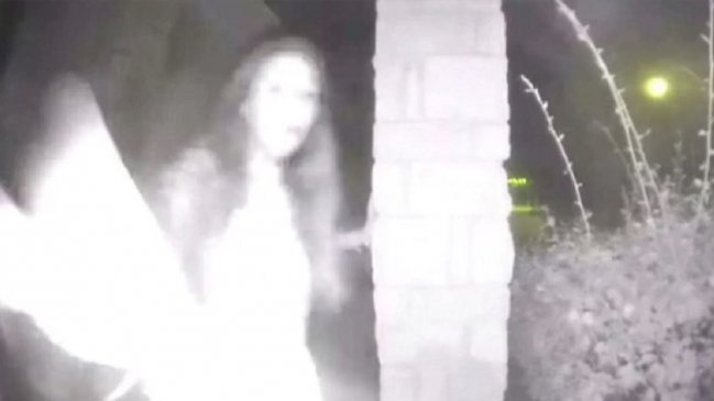 Resuelven misterio de mujer semidesnuda que tocaba timbres con las manos esposadas