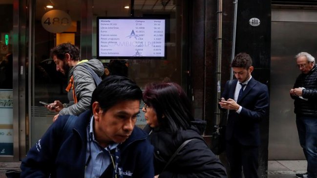 La semana negra para el peso argentino: Se desplomó un 21 por ciento