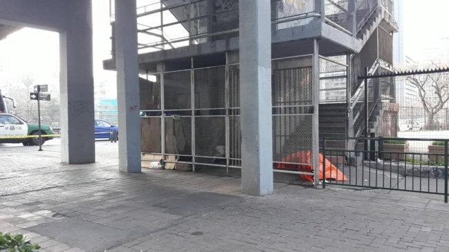 Investigan hallazgo de cadáver en pasarela del centro de Santiago