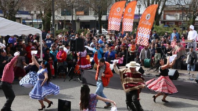 Los Rios: Multitudinario pie de cueca abre las celebraciones patrias en Valdivia
