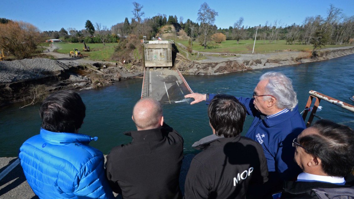 Inician trabajos para la instalación provisoria de puente mecano en el río Cancura