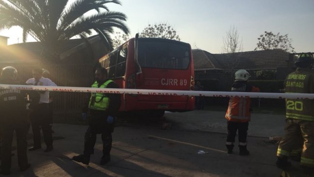 Bus del Transantiago atropelló a una mujer y chocó contra el frontis de un condominio en Las Condes