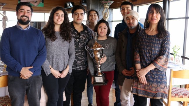 Estudiantes de Castro ganaron torneo nacional de debates en idioma inglés
