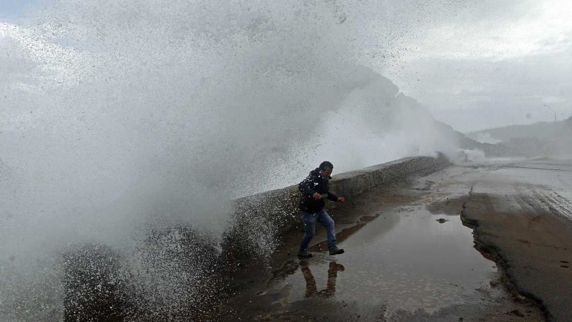 Nueva alerta: Esperan marejadas con olas de hasta cuatro metros