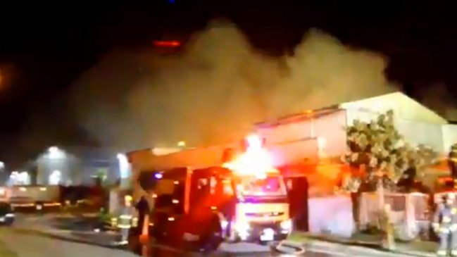 Bomberos trabaja en incendio que afecta a viviendas y taller mecánico en Rancagua