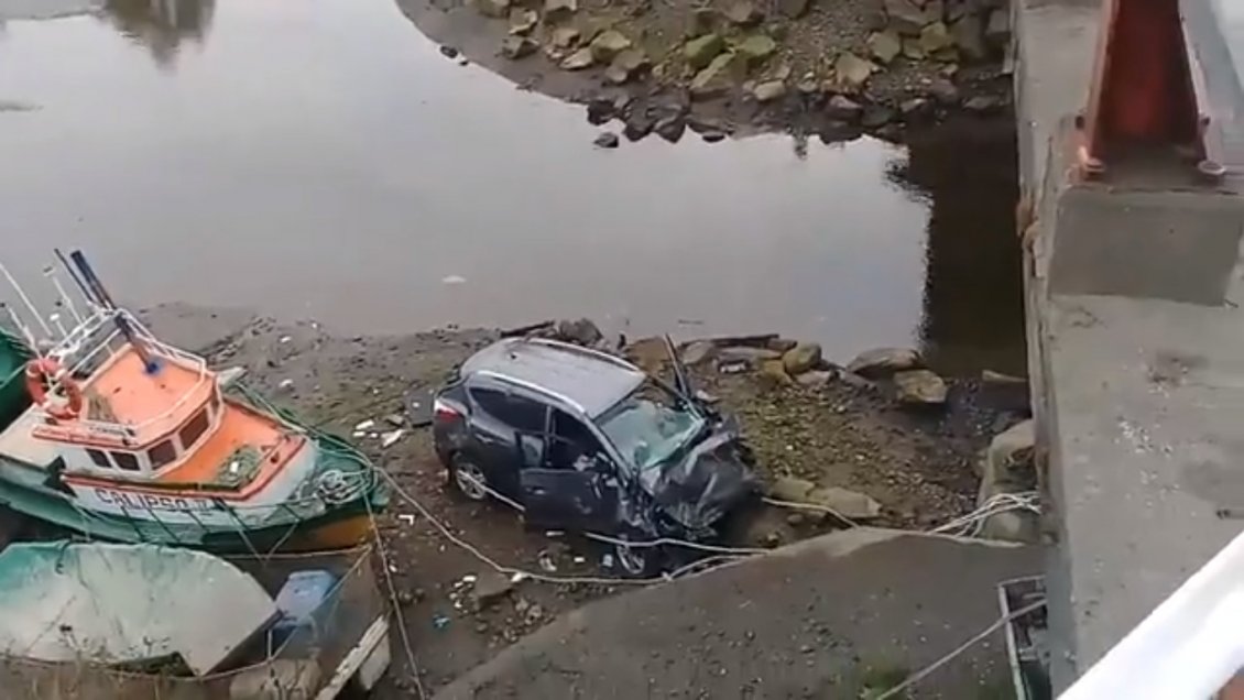 Hombre murió tras caer con su auto a un río de Chiloé