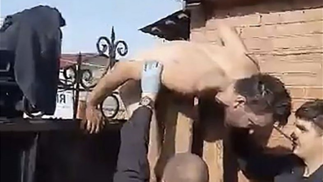 Hombre se emborrachó y terminó desnudo y 