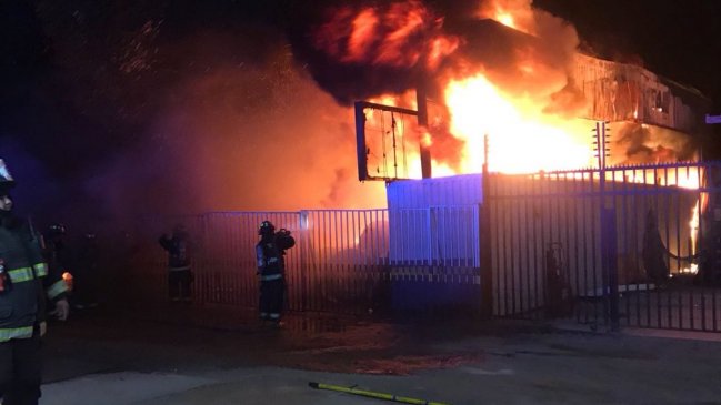 Incendio consume local de venta de neumáticos en Antofagasta