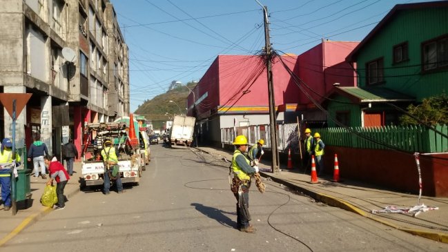 Camión sin frenos arrasó con alumbrado público en Lota